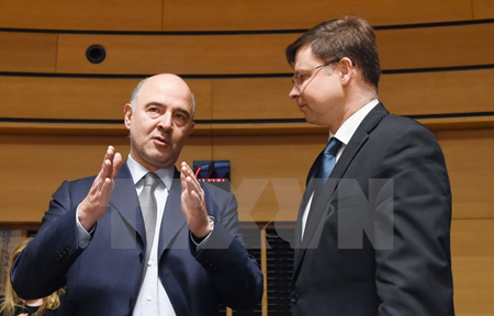 Ủy viên phụ trách các vấn đề kinh tế của EU Pierre Moscovici (trái) và Phó Chủ tịch EC Valdis Dombrovskis.